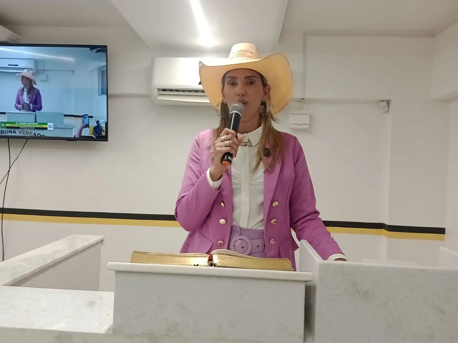 Vereadora Monique Sampaio cobra melhorias em bairros periféricos, escolas e acesso a consultas ortopédicas